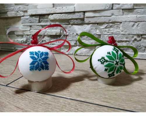 Прикраса ялинкова вишита ручної роботи 6 см